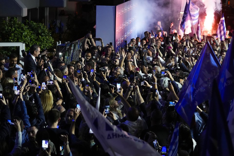 Ο Κ. Μητσοτάκης απευθύνεται στους φίλους της ΝΔ που πανηγυρίζουν έξω από τα γραφεία του κόμματος, στην Πειραιώς / Φωτογραφία: AP