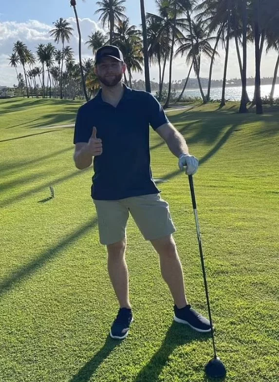 Ο influencer μοιράζεται πλέον τακτικά φωτογραφίες από τις πολυτελείς διακοπές του