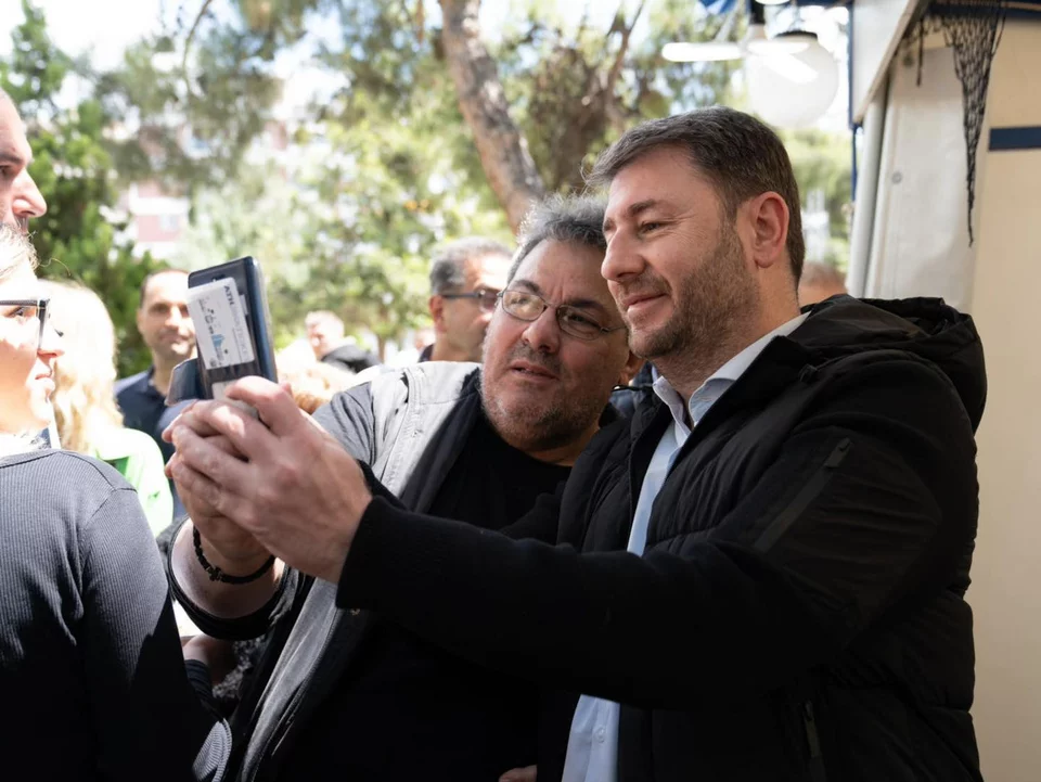 Ο Νίκος Ανδρουλάκης βγάζει selfie με πολίτη στην πλατεία της Νέας Σμύρνης