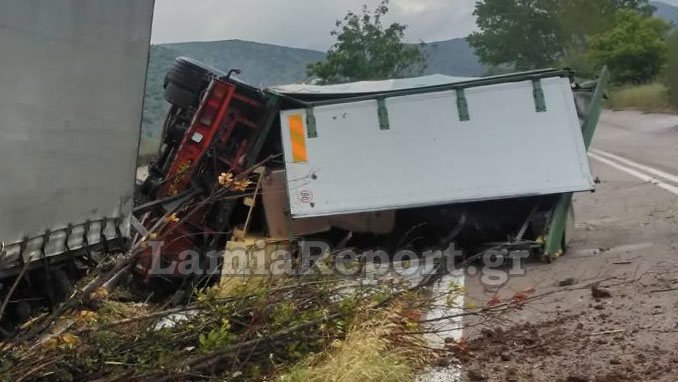 Ανατροπή νταλίκας στην εθνική οδό Λαμίας - Αθηνών