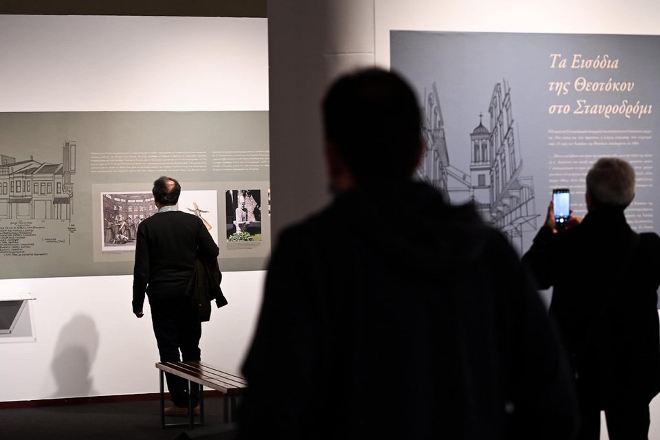 Η ιστορική τεκμηρίωση κτιρίων, αρχιτεκτονικών λεπτομερειών, αλλά και ταμπελών και σφραγίδων των καταστημάτων της περιοχής παρουσιάζεται με τη μορφή φωτογραφιών, κειμένων, βίντεο