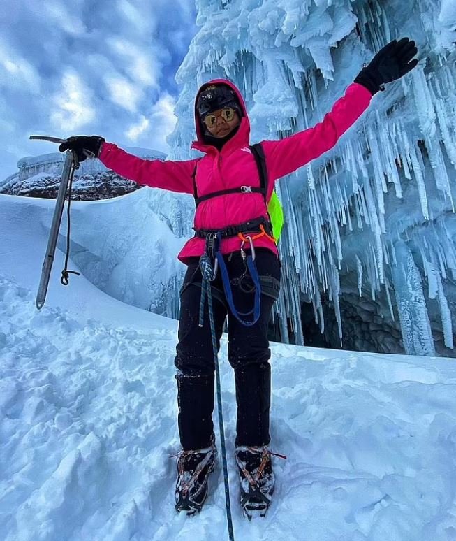 Η Πέρλα στα χιόνια με ορειβατική στολή