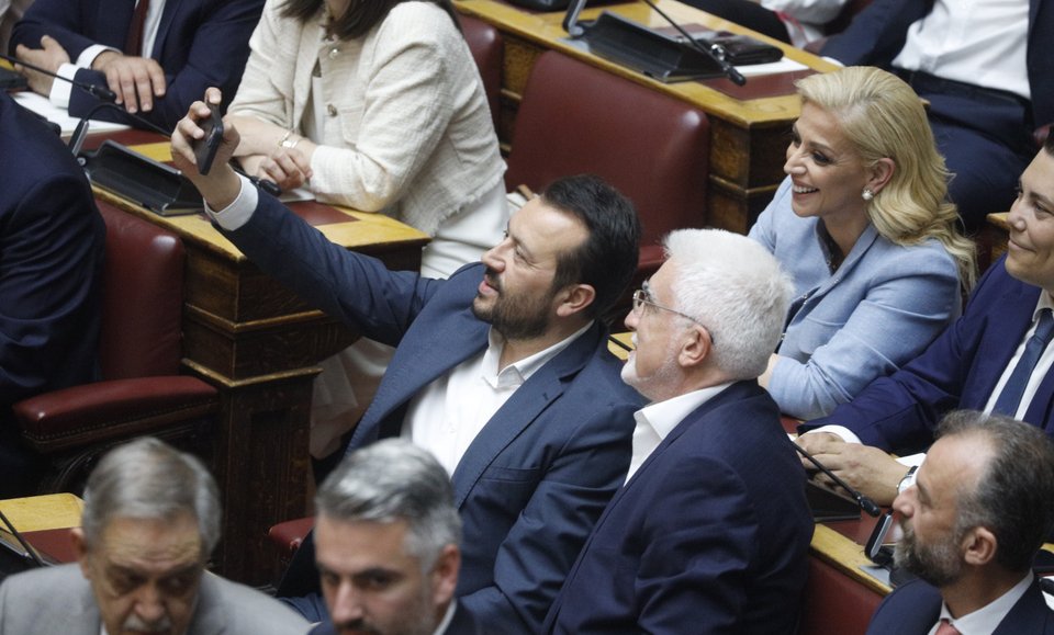Νίκος Παππάς και Ραλία Χριστούδου χαμογελούν και βγάζουν selfie