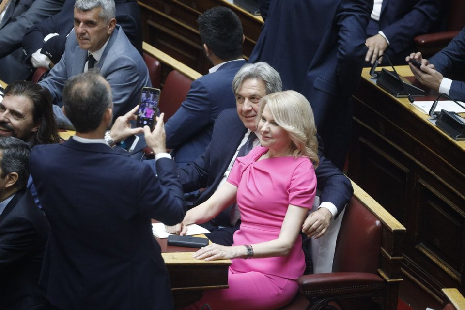 Η Θεοδώρα Τζάκρη φωτογραφίζεται στα έδρανα της Βουλής