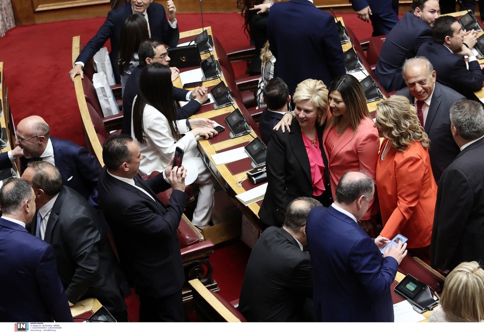 Αγκαλιές και χαμόγελα στα κοινοβουλευτικά έδρανα της ΝΔ