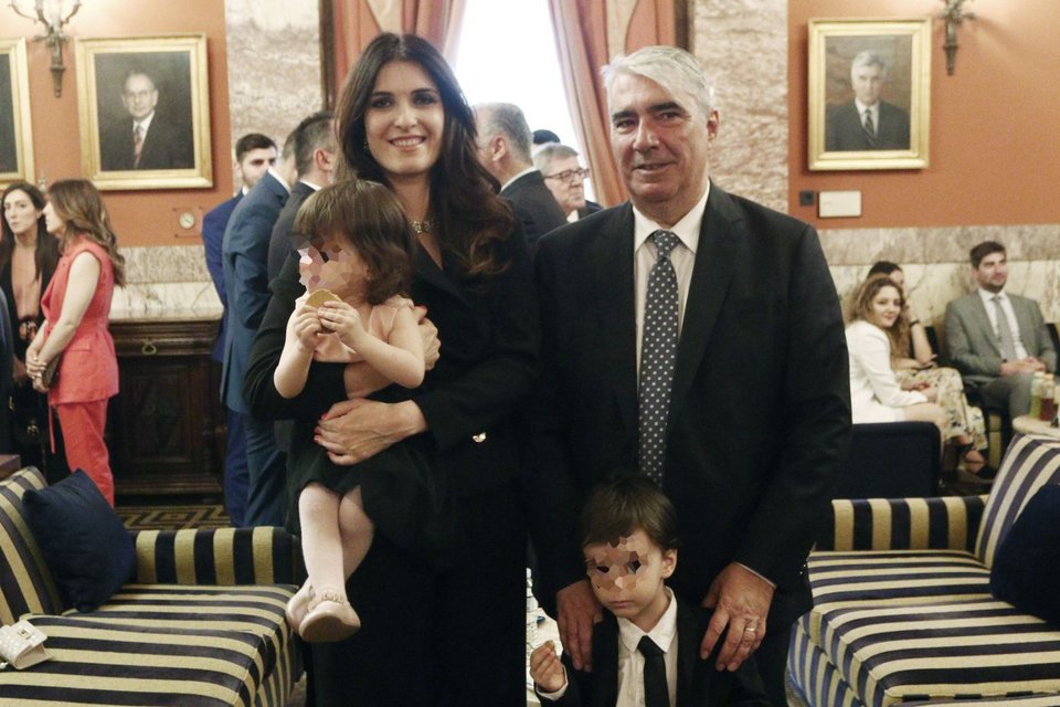 Ο Σίμος Κεδίκογλου με τη σύζυγό του και τα παιδιά τους