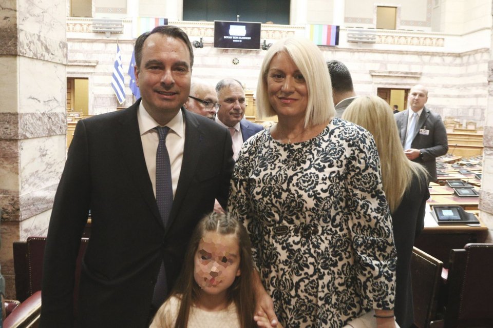 Ο Θανάσης Παπαθανάσης με τη σύζυγό του και την κόρη του