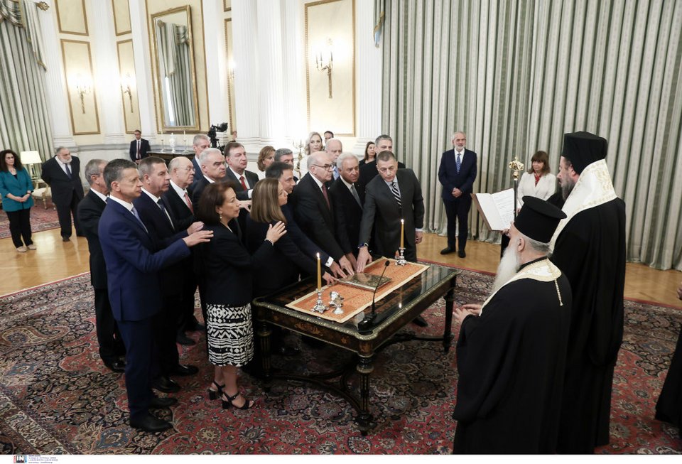 Η ορκωμοσία των υπηρεσιακών υπουργών με θρησκευτικό όρκο. Πίσω τους η Καλλιόπη Σπανού και ο Δανιήλ Εσδράς οι οποίοι ορκίστηκαν λίγο αργότερα με πολιτικό όρκο