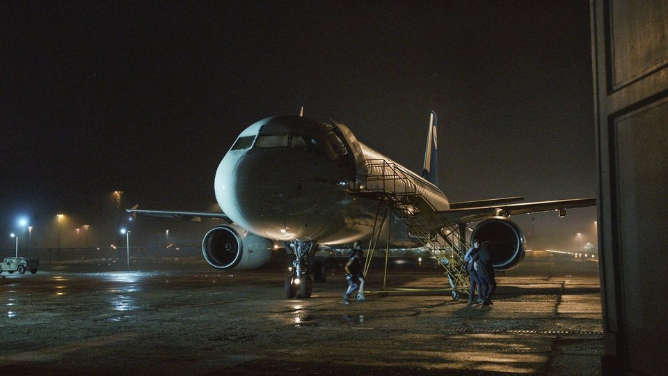 Οι επιβάτες ενός μπόινγκ των βελγικών αερογραμμών πρέπει να ταξιδεύουν διαρκώς από νύχτα σε νύχτα για να μην τους δει το τοξικό φως της μέρας που καίει κάθε έμβιο ον.