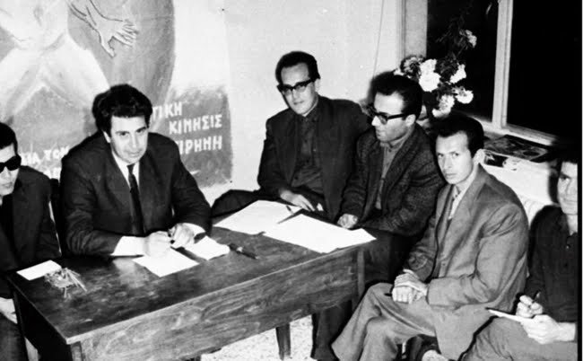 Ο Θόδωρος Πάγκαλος , δεξιά επάνω, δίπλα στον Μίκη Θεοδωράκη, την εποχή των «Λαμπράκηδων»