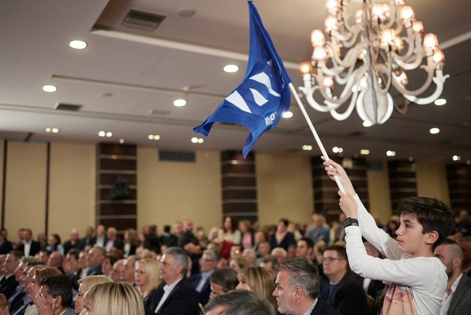 Παιδί κρατά την σημαία της ΝΔ στην ομιλία Μητσοτάκη στην Καστοριά