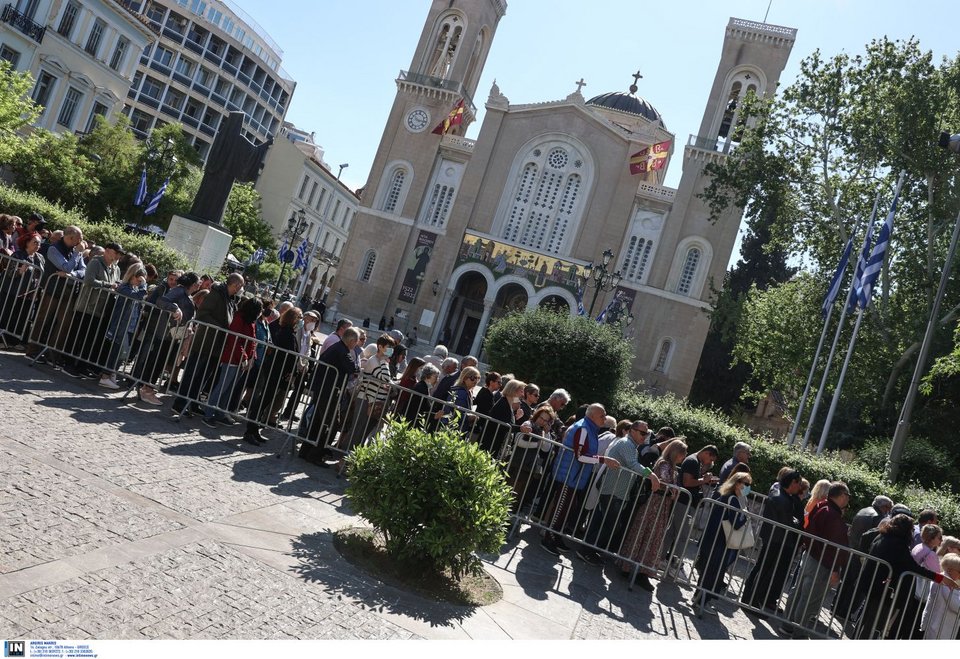 Ουρές από πιστούς από τη Μητρόπολη Αθηνών για να προσκυνήσουν την εικόνα της Παναγίας «Άξιον Εστί»