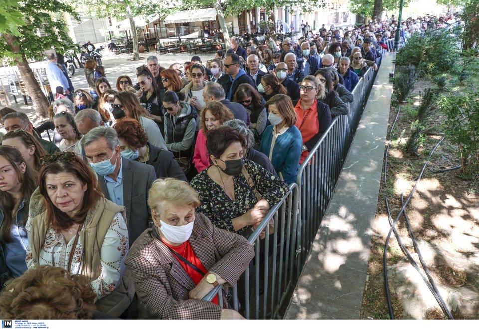Εκατοντάδες πιστοί περιμένουν υπομονετικά στην ουρά έξω από την Ιερά Μητρόπολη