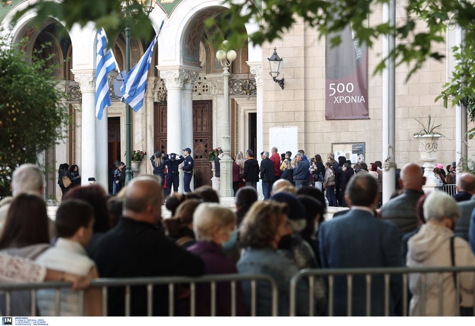 Ουρές έξω από τη Μητρόπολη Αθηνών