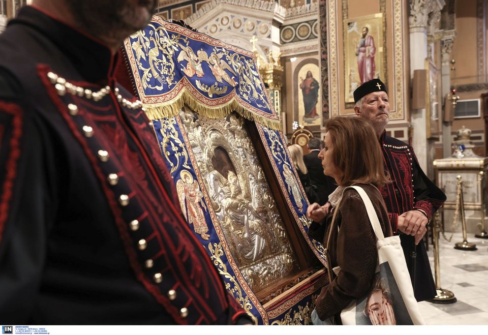 Γυναίκα προσκυνάει την εικόνα της Παναγίας του «Άξιον Εστί»