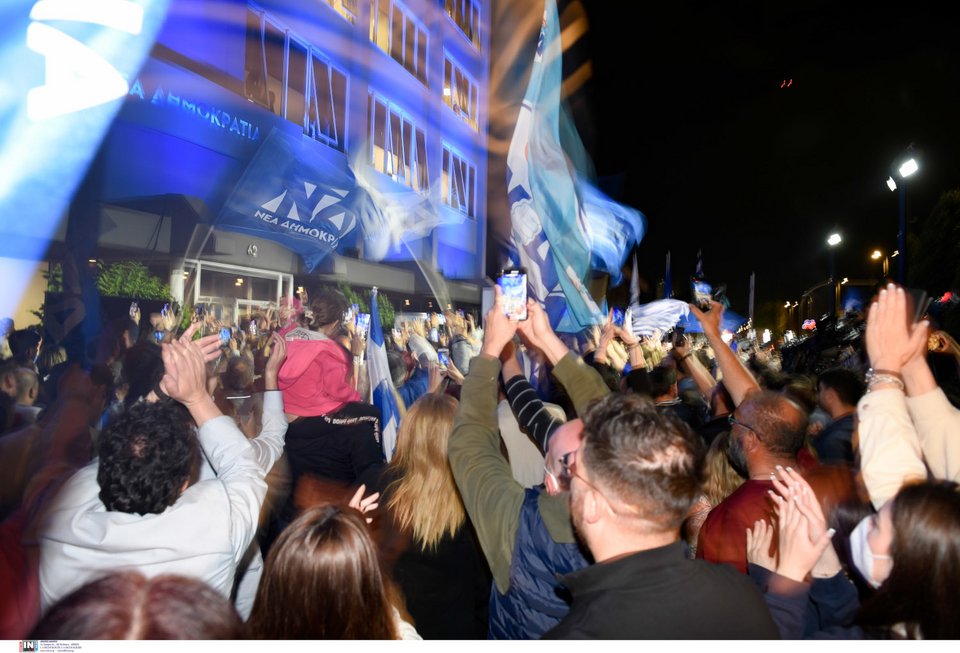Αποθέωση Μητσοτάκη έξω από τα γραφεία της Νέας Δημοκρατίας, στην Πειραιώς / Φωτογραφία: IntimeNews