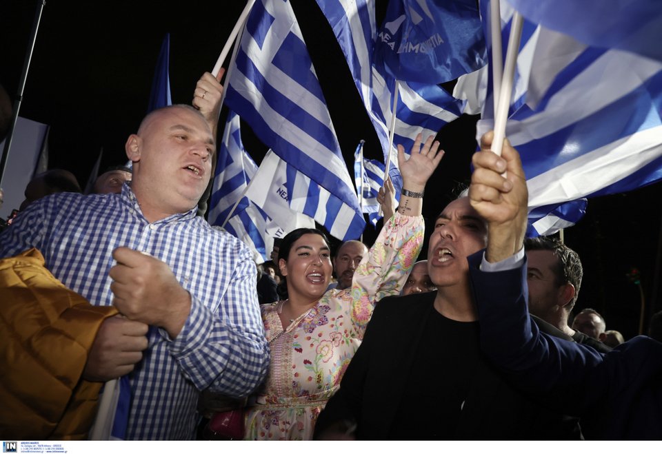 Οι φίλοι της Νέας Δημοκρατίας πανηγυρίζουν έξω από τα γραφεία της Νέας Δημοκρατίας, στην Πειραιώς / Φωτογραφία: IntimeNews