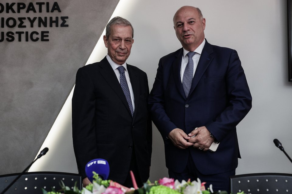 O Κωνσταντίνος Τσιάρας και ο Φίλιππος Σπυρόπουλος στην τελετή παράδοσης-παραλαβής στο υπουργείο Δικαιοσύνης / EUROKINISSI