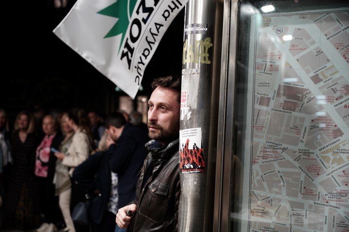 Στιγμιότυπο από το εκλογικό κέντρο του ΠΑΣΟΚ στην Κοραή