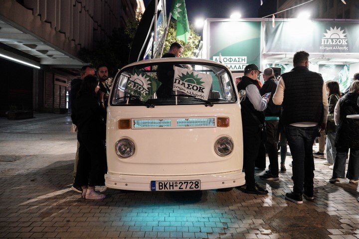 Σύγχρονη νοσταλγία: Το βανάκι στο εκλογικό κέντρο του ΠΑΣΟΚ στην Κοραή / Φωτογραφία: Menelaos Myrillas / SOOC