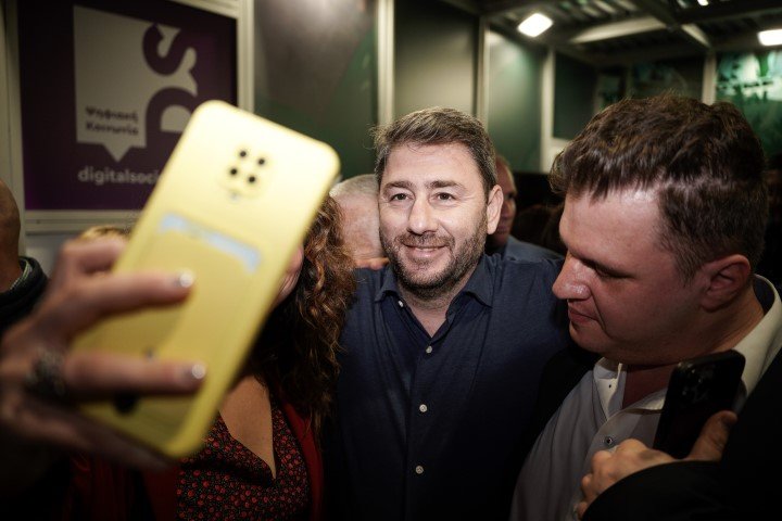 Ο Νίκος Ανδρουλάκης βγάζει σέλφι με φίλους του ΠΑΣΟΚ στο εκλογικό κέντρο στην Κοραή 