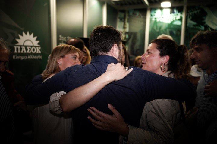Ο Νίκος Ανδρουλάκης αγκαλιά με μέλη του ΠΑΣΟΚ στο εκλογικό κέντρο στην Κοραή 