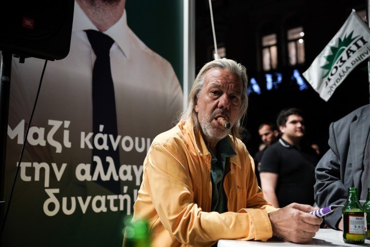 Η «παλιά φρουρά» με πούρο στο εκλογικό κέντρο του ΠΑΣΟΚ στην Κοραή