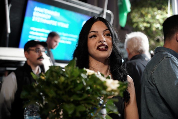 Νεαρή στο εκλογικό κέντρο του ΠΑΣΟΚ στην Κοραή