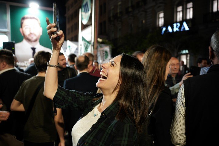 Η υποψήφια βουλευτής Επικρατείας του ΠΑΣΟΚ, Ελένη Χρονοπούλου βγάζει σέλφι 