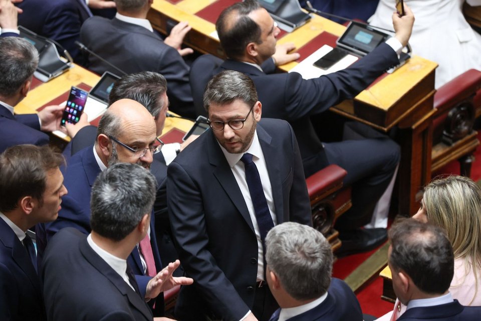 Ο Νίκος Ανδρουλάκης με βουλευτές του ΠΑΣΟΚ στη Βουλή