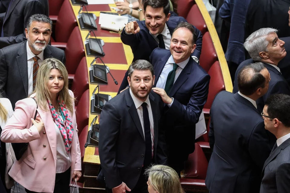 Χαμόγελα στα έδρανα του ΠΑΣΟΚ στη Βουλή
