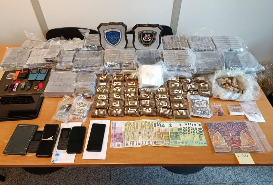 Ναρκωτικά και άλλα αντικείμενα που κατέσχεσαν οι Αρχές μετά από επειχήρηση στο νότιο Λιμάνι της Πάτρας / Φωτογραφία: hcg.gr