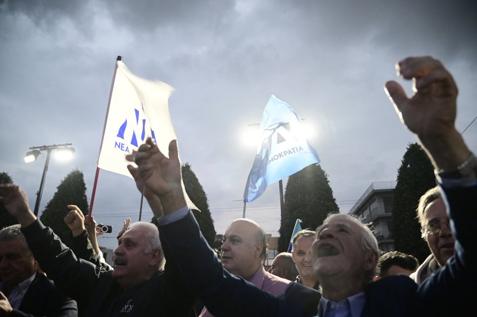 Πανηγυρισμοί στα γραφεία της ΝΔ στην Πειραιώς / EUROKINISSI