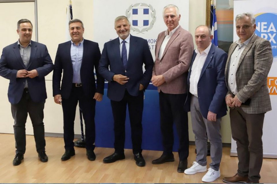 Έπεσαν υπογραφές για τον υβριδικό χλοοτάπητα προδιαγραφών FIFA στο γήπεδο του Ατρόμητου στο Περιστέρι