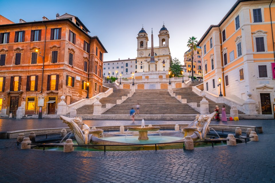 Πλατεία Piazza di Spagna με τα Ισπανικά Σκαλιά στη Ρώμη τη νύχτα