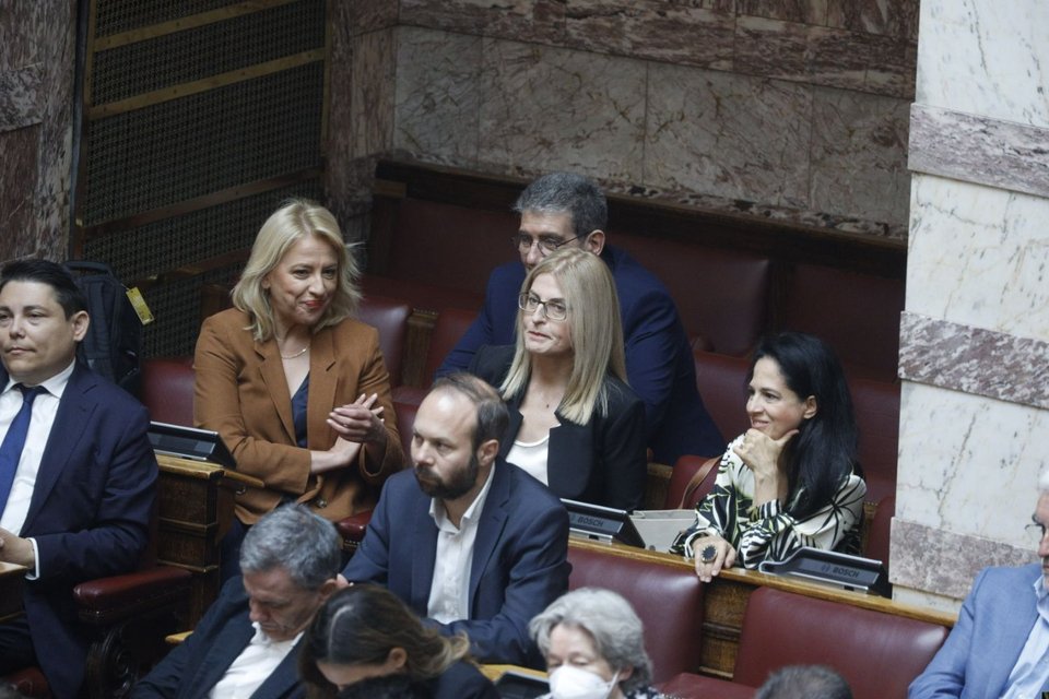 Από αριστερά ο Γιάννης Μπουρνούς, η Ρένα Δούρου, η Δώρα Αυγέρη και πίσω τους ο Χρήστος Γιαννούλης. Στα μπροστινά έδρανα ο Ευκλείδης Τσακαλώτος, η Εφη Αχτσιόγλου, η Αθηνά Λινού, η μόνη που από την πτέρυγα που φόρεσε τη μάσκα της... 