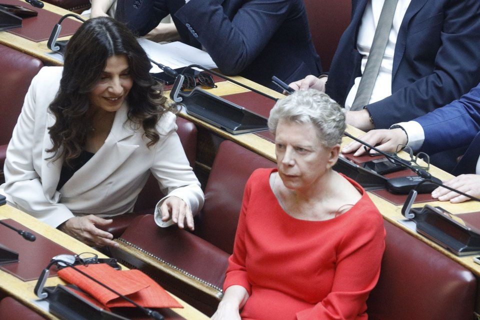 Πόπη Τσαπανίδου και Ελενα Ακρίτα και σήμερα... διπλανές στα έδρανα της βουλής