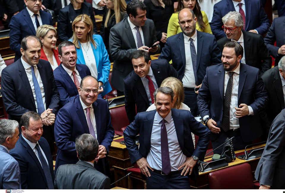 Χαμόγελα και πειράγματα στην πτέρυγα της ΝΔ με τον Κυριάκο Μητσοτάκη στο επίκεντρο