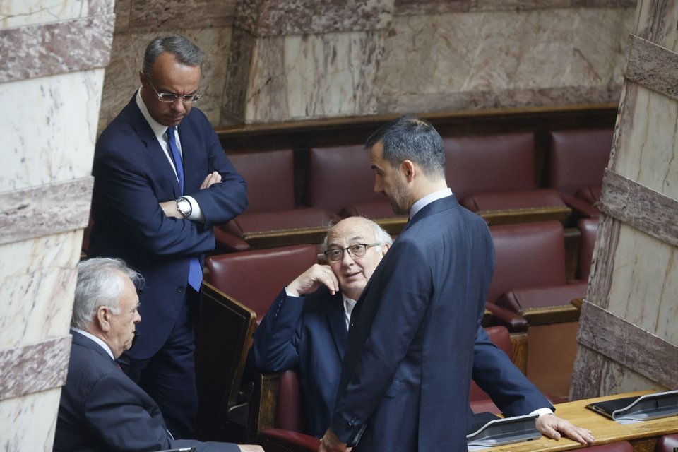 Ο Χρήστος Σταϊκούρας ακροατής σε ένα... συριζαϊκό πηγαδάκι με τον Αλέξη Χαρίτση, τον Γιάννη Δραγασάκη και τον Γιάννη Αμανατίδη