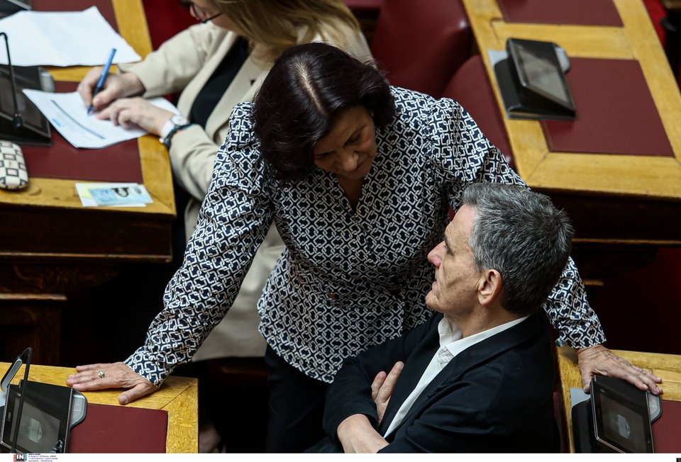 Θεανώ Φωτίου και Ευκλείδης Τσακαλώτος σε σοβαρή συζήτηση. 