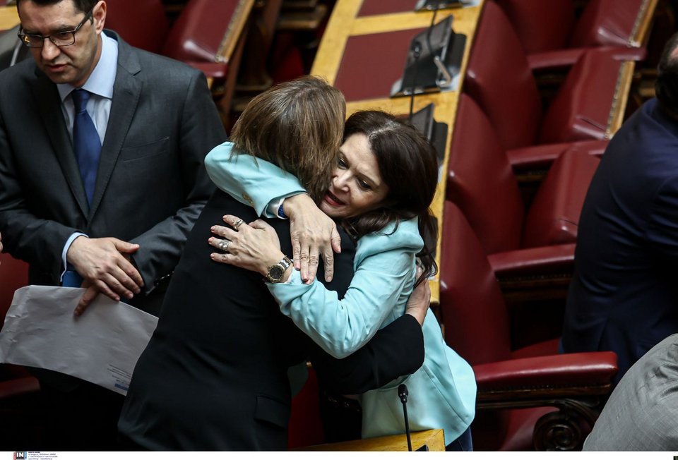 Θερμές αγκαλιές και στη σημερινή συνεδρίαση της ΝΔ