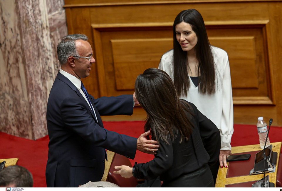 Καλωσόρισμα στη Βουλή από τον Χρήστο Σταϊκούρα σε δύο κυρίες της ΝΔ που εισέρχονται για πρώτη φορά στη βουλή, την Ιωάννα Λυτρίβη (με το μαύρο) και την Μαρία Νεφέλη Χατζηιωαννίδου