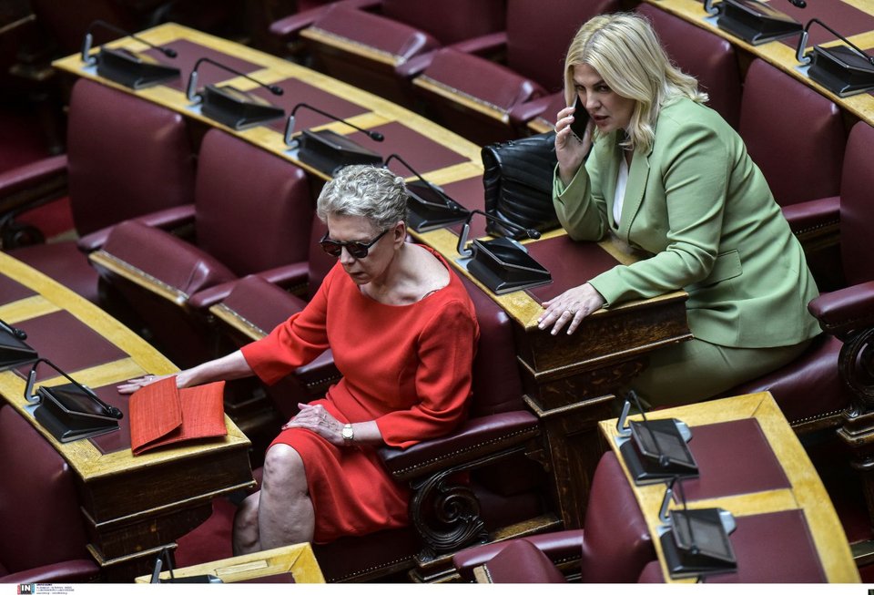 Ελενα Ακρίτα και Ράνια Θρασκιά περιμένουν την έναρξη της διαδικασίας. 