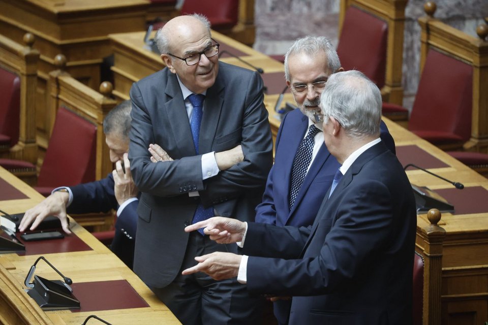 Στα κυβερνητικά έδρανα η υπηρεσιακή κυβέρνηση και ο πρόεδρος της Βουλής να εξηγεί προφανώς τα διαδικαστικά