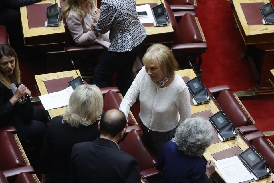 Η Φωτεινή Πιπιλή στα έδρανα του ΚΚΕ για τις απαραίτητες χειραψίες. 