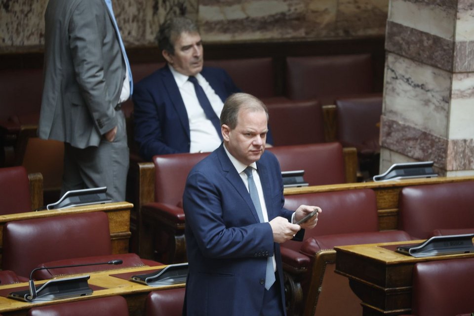 Ο Μιχάλης Χρυσοχοϊδης στα ορεινά της Βουλής -Μπροστά, ο Κώστας Καραμανλής