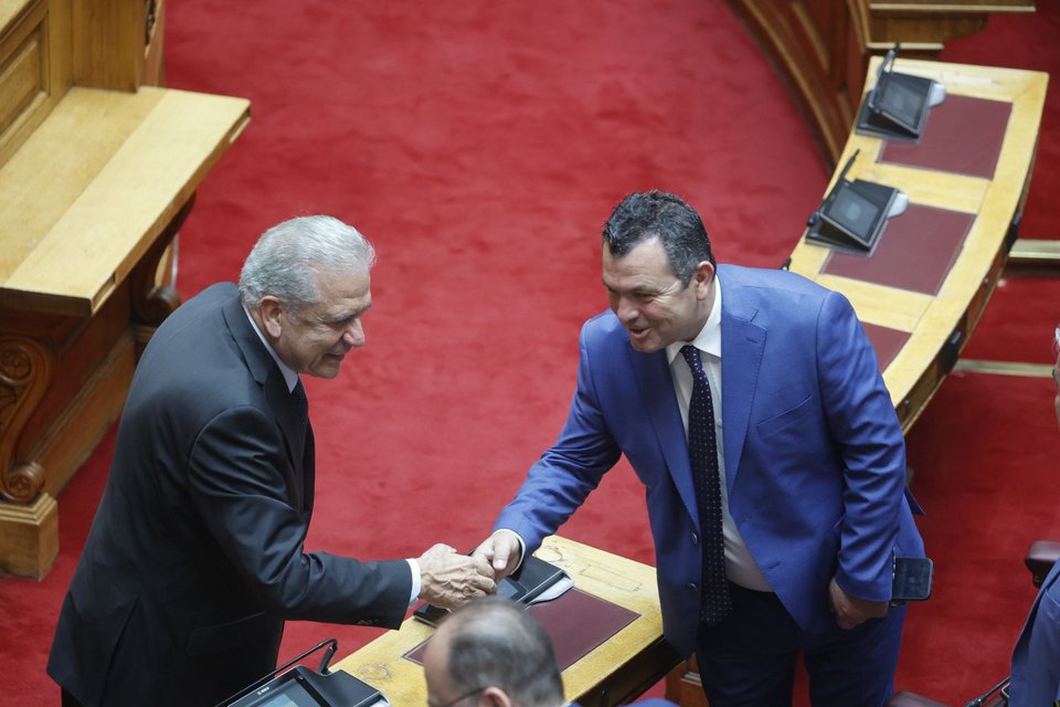 Ο πάντα ευγενής Δημήτρης Αβραμόπουλος σε χειραψία με συνάδελφό του