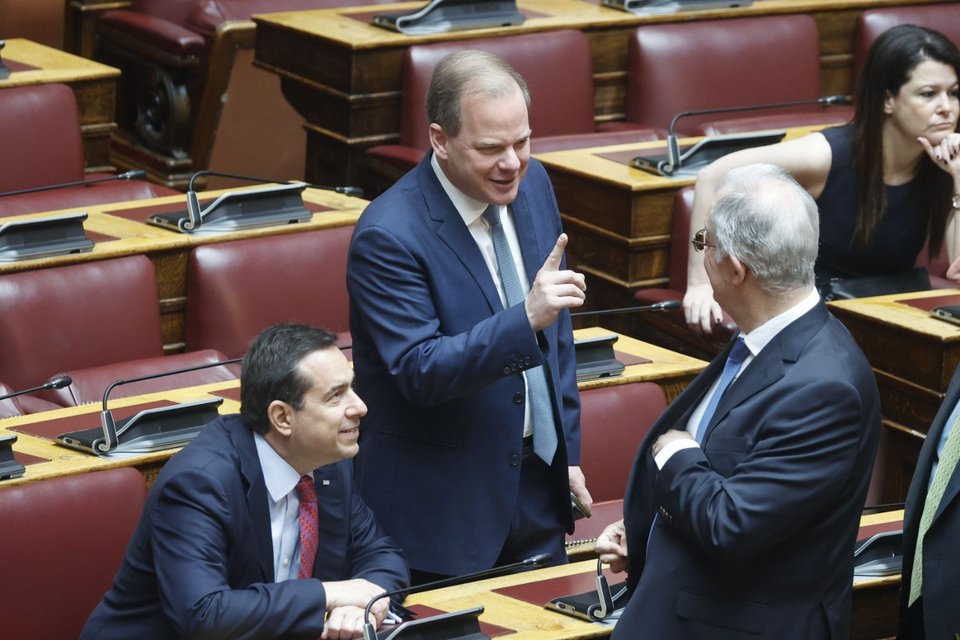 Νότης Μηταράκης και Κώστας Καραμανλής σε πηγαδάκι με τον Πρόεδρο, Κώστα Τασούλα