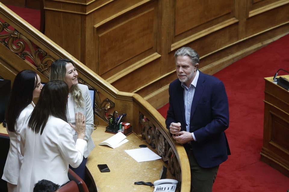 Ο επίσης πάντα ευγενής Παύλος Γερουλάνος καλημερίζει τις υπαλλήλους της Βουλής που βοηθούν στα διαδικαστικά