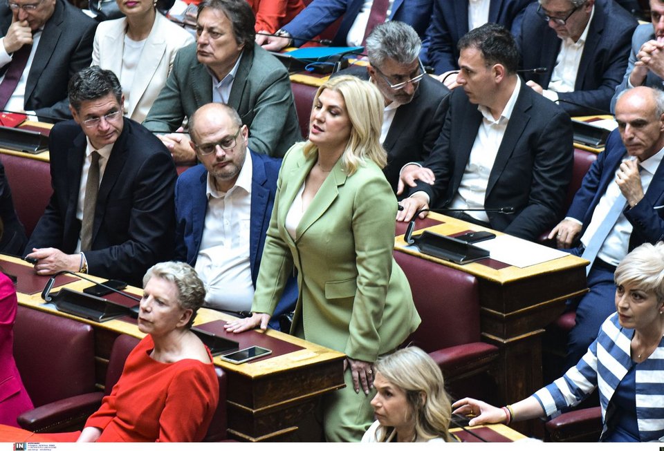 Η Ράνια Θρασκιά την πρώτη ημέρα των καθηκόντων της ανέλαβε να βοηθήσει στη διαδικασία της ψηφοφορίας, μετά την εκλογή του Κώστα Τασούλα. 